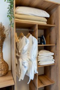 estante con toallas y almohadas en una habitación en Villa Zoi, en Paralia Katerinis