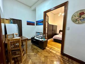 a room with a desk and a room with a bed at Antiguo Maipu in Buenos Aires
