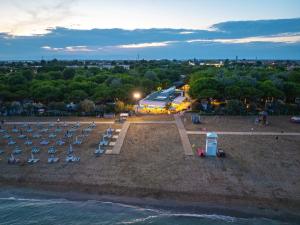 una vista sul tetto di una spiaggia con sedie e tavoli di Europa Camping Village a Cavallino-Treporti