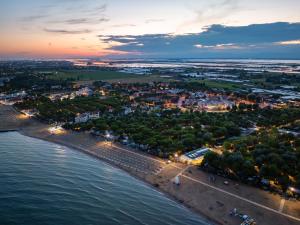 una vista aerea di una spiaggia di notte di Europa Camping Village a Cavallino-Treporti