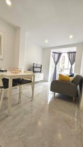 un salon avec une table et un canapé dans l'établissement Apartamentos Cartagena Sunset, à Carthagène