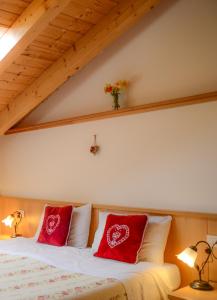 una camera da letto con un letto con cuscini rossi di Antica Residenza de Poda a Flavon