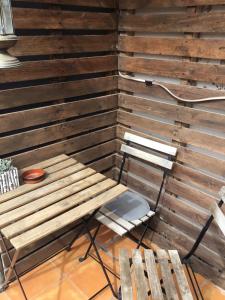uma parede de madeira com um banco e uma cadeira em ArtisticGuesthouse em Tomar