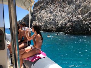 バモスにあるBoat trip and diving experiences in Apokoronasの水上の船に座る人々