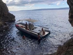 バモスにあるBoat trip and diving experiences in Apokoronasの水上船乗りの一団