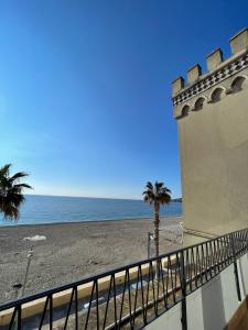 uma vista para a praia a partir de um edifício em Palazzo Durante em Letojanni