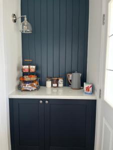 cocina con encimera con pared azul en Sgothan Dearg, en Portree