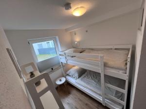 a bedroom with two bunk beds and a mirror at Familie-und-Meer-2-Badezimmer-3-Schlafzimmer-Strandnah-im-Ostseebad-Baabe-Baabe in Baabe