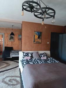 1 Schlafzimmer mit 2 Betten und einem Kronleuchter in der Unterkunft Etno selo naša avlija in Blace
