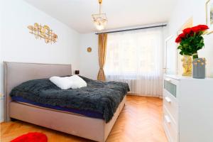 - une chambre avec un lit et une fenêtre dans l'établissement Brilliant Deluxe Suite, à Prague