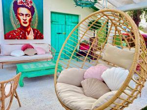una habitación con dos sillas colgantes y una pintura de una mujer en Arty House with huge terrace at lake Balaton, en Kisapáti
