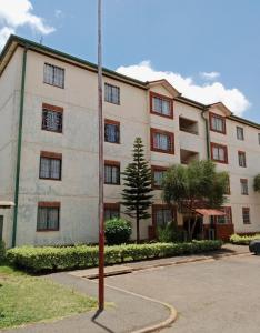 ein großes Gebäude mit einer Stange davor in der Unterkunft Sandrock Residence in Nairobi