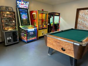 una sala con videogiochi e tavolo da biliardo di Lake 'N Pines Motel a Cooperstown