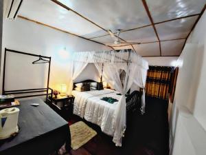 sypialnia z łóżkiem z baldachimem w obiekcie Villa Blue Ocean w mieście Mirissa