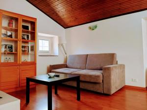 een woonkamer met een bank en een salontafel bij Casetta Margherita 4 ospiti- Strategic Position in Bergamo