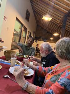 een groep mensen die aan een tafel eten bij Jana's Homestay in Sidemen