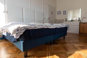 una camera con letto con struttura blu di Olympia Hotel a Genova