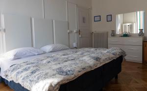ジェノヴァにあるオリンピア ホテルのベッドルーム1室(青と白の毛布付きのベッド1台付)