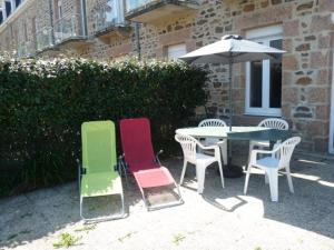 Patio alebo iná vonkajšia časť ubytovania Appartement avec WIFI gratuit, proche plage de Trestraou PERROS-GUIREC - Réf 859