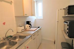 Kuchyňa alebo kuchynka v ubytovaní Appartement avec WIFI gratuit, proche plage de Trestraou PERROS-GUIREC - Réf 859