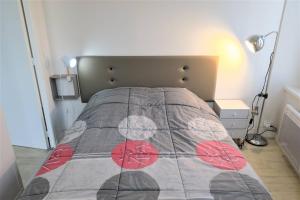 Posteľ alebo postele v izbe v ubytovaní Appartement avec WIFI gratuit, proche plage de Trestraou PERROS-GUIREC - Réf 859