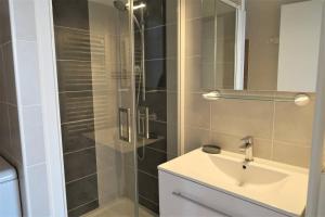 Kúpeľňa v ubytovaní Appartement avec WIFI gratuit, proche plage de Trestraou PERROS-GUIREC - Réf 859