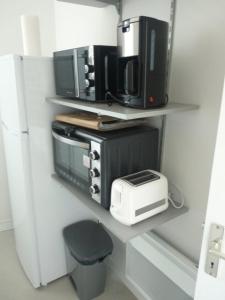 Kuchyňa alebo kuchynka v ubytovaní Appartement avec WIFI gratuit, proche plage de Trestraou PERROS-GUIREC - Réf 859 + 4 fotografie