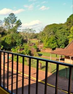 een balkon met uitzicht op een park bij Portal del Sol in San Ignacio