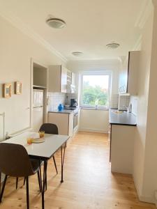 een keuken en eetkamer met een tafel en stoelen bij (id.023) Spangsberggade 24. 2 tv in Esbjerg