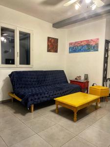 聖洛朗德拉薩朗屈埃的住宿－La galerie du peintre，客厅配有床和桌子