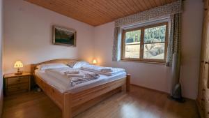 Postel nebo postele na pokoji v ubytování Chalet Apartments Ferius inklusive Jokercard im Sommer