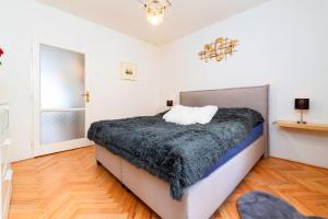 - une chambre avec un grand lit dans l'établissement Brilliant Deluxe Suite, à Prague