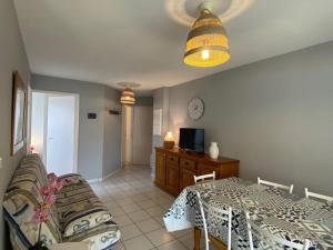 ein Wohnzimmer mit einem Tisch und einem Esszimmer in der Unterkunft Appartement Vieux-Boucau-les-Bains, 3 pièces, 6 personnes - FR-1-379-17 in Vieux-Boucau-les-Bains
