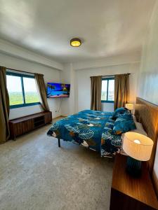 Giường trong phòng chung tại Juan Dolio, Beach Access 2 BR Apt Salitre Tower front of Club Hemingway