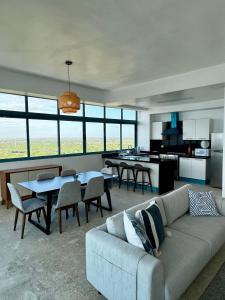 un soggiorno con un divano e un tavolo di Juan Dolio, Beach Access 2 BR Apt Salitre Tower front of Club Hemingway a Juan Dolio