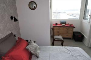 sypialnia z łóżkiem, komodą i oknem w obiekcie Bel appartement avec loggia et balcon VUE SUR MER à PERROS-GUIREC - Réf 874 w mieście Perros-Guirec