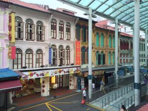 une vue sur une rue de la ville avec des bâtiments dans l'établissement Royal Lodge @ Pagoda Street, à Singapour