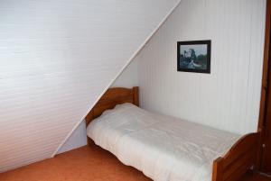 ein kleines Schlafzimmer mit einem Bett im Dachgeschoss in der Unterkunft Appartement 5 pers sur la plage à Ploumanac'h, VUE MER à PERROS-GUIREC - Réf 897 in Perros-Guirec