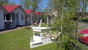 a row of cottages in a yard at Charmantes Ferienhaus in Bobolin mit Terrasse und Grill in Bobolin