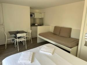 a small living room with a couch and a table at Au coeur des Chateaux de la Loire in Fondettes