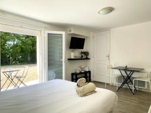 a bedroom with a bed and a table with chairs at Au coeur des Chateaux de la Loire in Fondettes