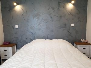 Posteľ alebo postele v izbe v ubytovaní Appartement avec balcon VUE MER plage de Trestraou à PERROS-GUIREC - Réf 903