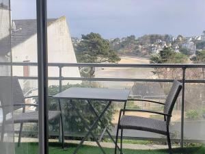 Balkón alebo terasa v ubytovaní Appartement avec balcon VUE MER plage de Trestraou à PERROS-GUIREC - Réf 903