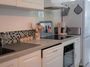 Kuchyňa alebo kuchynka v ubytovaní Appartement avec balcon VUE MER plage de Trestraou à PERROS-GUIREC - Réf 903