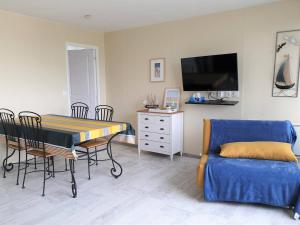 Televízia a/alebo spoločenská miestnosť v ubytovaní Appartement avec balcon VUE MER plage de Trestraou à PERROS-GUIREC - Réf 903