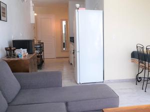 Kuchyňa alebo kuchynka v ubytovaní Appartement avec balcon VUE MER plage de Trestraou à PERROS-GUIREC - Réf 903