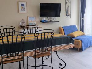 Televízia a/alebo spoločenská miestnosť v ubytovaní Appartement avec balcon VUE MER plage de Trestraou à PERROS-GUIREC - Réf 903