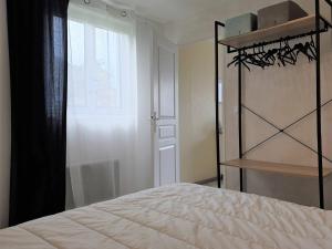 Posteľ alebo postele v izbe v ubytovaní Appartement avec balcon VUE MER plage de Trestraou à PERROS-GUIREC - Réf 903