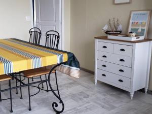 Posteľ alebo postele v izbe v ubytovaní Appartement avec balcon VUE MER plage de Trestraou à PERROS-GUIREC - Réf 903