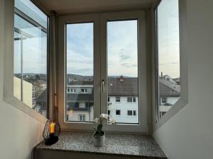 una ventana con vista a un edificio en Gemütliches Apartment für 2 Personen nahe RaumFabrik - Durlach by Rabe, en Karlsruhe